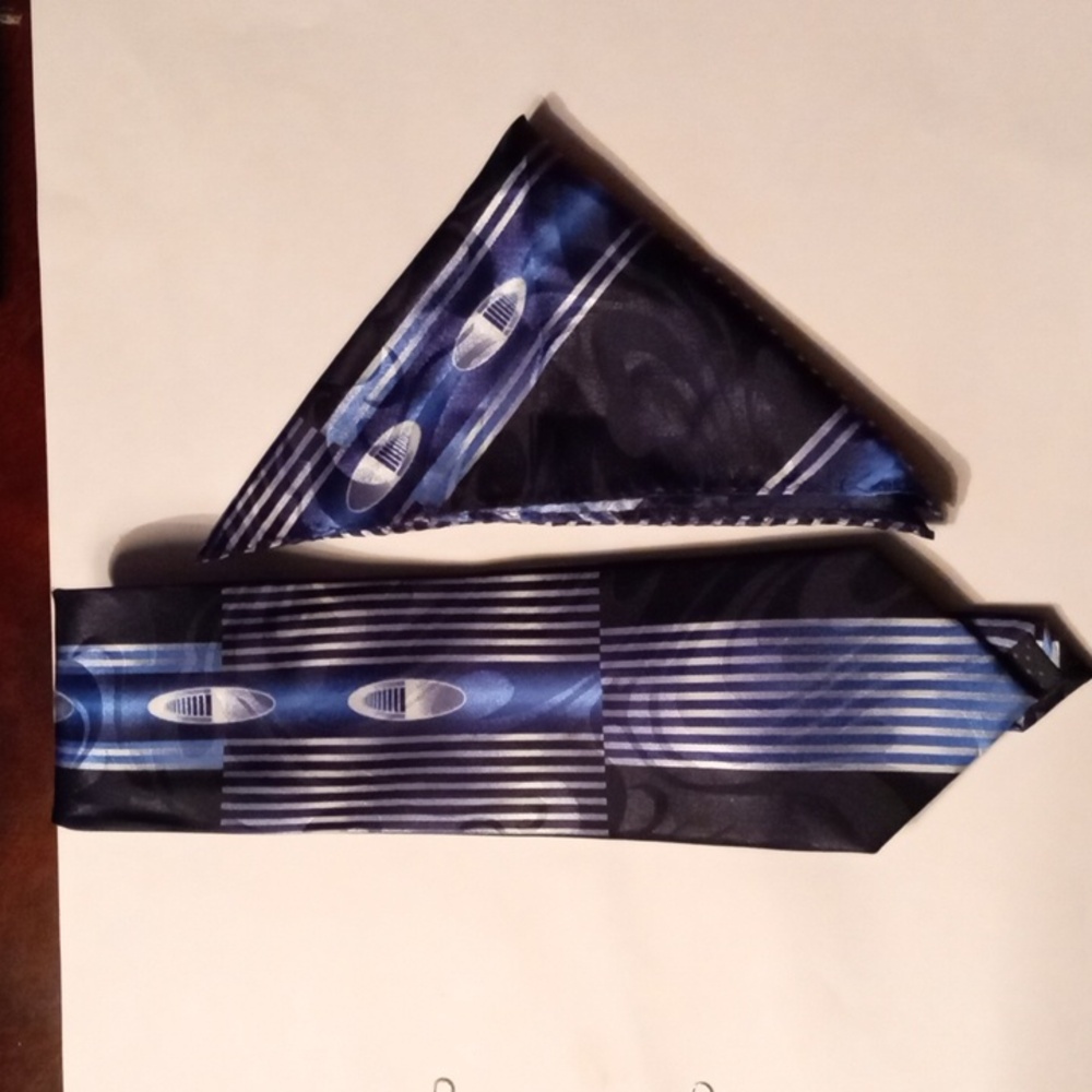 Clericci Men's vintage necktie and pocket handkerchief.